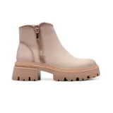 Botas cortas color crema con cierre lateral dorado y suela track.