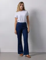 Jegging azul oscuro marca Zac & Rachel con pretina elastizada, bolsillos delanteros y traseros, y terminación bootcut.