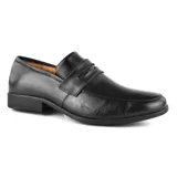 Zapato mocasín de cuero color marrón oscuro, con detalle de tira sobre el empeine y suela negra.