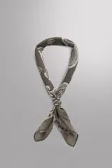 Pañuelo cuadrado de algodón color gris con estampado de cachemira en blanco.