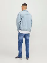 Jean de tiro alto color azul, corte tapered, con cinco bolsillos y cierre con botón.