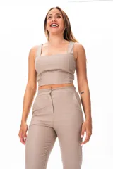 Top color beige, corto, con breteles anchos y escote cuadrado.