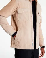 Campera tipo camisa de pana negra con dos bolsillos de parche en el pecho y cierre con botones.