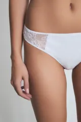 Vedetina negra con encaje floral en la parte trasera.