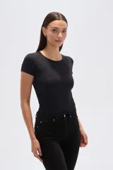 Body de manga corta color negro, ajustado al cuerpo, con cuello redondo a la base.