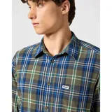 Camisa Wrangler de hombre a cuadros en tonos verde, azul y blanco, de manga larga y corte clásico.