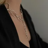 Collar plateado de alpaca con eslabones de diferentes formas y tamaños.