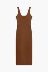 Vestido midi marrón de punto, con tirantes anchos y escote cuadrado. Diseño ajustado al cuerpo con detalle de costuras verticales en el busto y abertura en la parte trasera del ruedo.