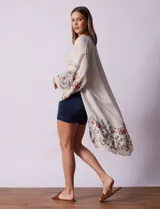 Cardigan largo color crema, de gasa bordada con motivos florales en mangas y ruedo.