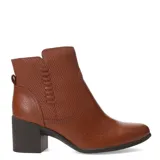 Botín de mujer Bottero de cuero negro, caña baja, con taco ancho y alto. Presenta paneles laterales con textura perforada y detalles de costura decorativa.