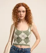 Blusa sin mangas color verde con estampado de cuadros argyle.