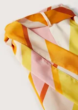 Pantalón de poliéster con estampado de rayas diagonales en tonos naranja, amarillo, rosa y blanco. Incluye cinturón de la misma tela.