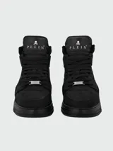 Zapatillas deportivas de caña alta Philipp Plein modelo Phantom Kicks, color negro. Presentan una combinación de texturas en cuero y gamuza, con el logotipo de la marca y una calavera en la lengüeta, cierre de cordones y suela de goma al tono.