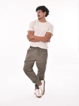 Pantalón jogger color verde oliva con bolsillos cargo, cintura elástica con cordón ajustable y puños elásticos.