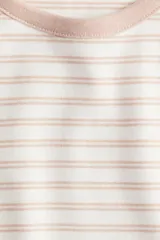 Remera de punto suave a rayas horizontales color beige y blanco, con cuello y mangas con ribete fino color rosa.