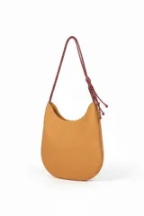 Cartera tipo hobo color marrón, con forma de media luna y correa de soga trenzada en tonos rojo y blanco.