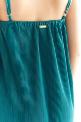 Vestido corto verde esmeralda plisado, de corte recto, con breteles finos y escote elástico.