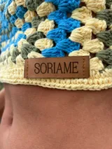 Top de crochet hecho a mano con un diseño bohemio, presenta un tejido intrincado y es ajustable.
