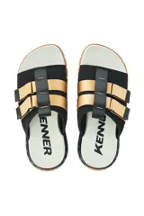 Sandalias Kenner Rakka Yaki con base color hueso, suela marrón y tiras de tela negra con apliques de cuero sintético color beige.