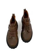 Bota de cuero marrón con cierre de velcro, diseñada para comodidad y estilo.