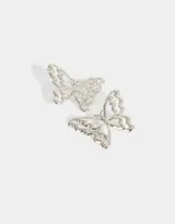 Par de aros pasantes plateados con forma de mariposa y cierre de tope a presión.