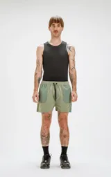 Short de baño verde militar con calce regular, cuatro bolsillos, elástico en la cintura y cordón para ajustar. Confeccionado en tejido plano liviano de secado rápido.