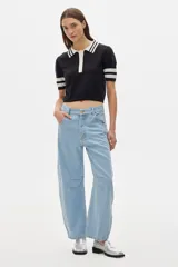 Pantalón de jean celeste de corte ancho, tiro medio y estilo slouchy.