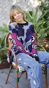 Pantalón de jean azul de tiro medio con diseño trenzado lateral.