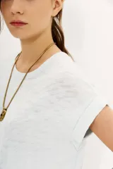 Remera celeste de algodón con calce holgado, cuello redondo y mangas cortas rebatidas.