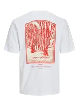 Camiseta blanca de manga corta con cuello redondo y corte amplio.