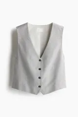 Chaleco de vestir con escote en V, botonadura frontal y trabilla ajustable en la espalda. Diseño a rayas verticales en tonos gris y blanco. Forrado.