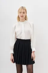 Minifalda negra plisada de viscosa con cintura alta.