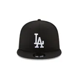 Gorra New Era 9Fifty de visera plana, color negro con logo de los Dodgers de Los Ángeles bordado en blanco en el frente y logo de New Era bordado en blanco en el lateral.