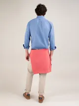 Camisa celeste de algodón con cuello abotonado, manga larga con puños abotonados y logo bordado en el pecho. Corte regular fit y teñido garment dyed para un acabado vintage.