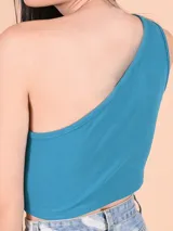 Blusa blanca de un solo hombro, corte crop top y tejido acanalado.