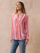 Blusa de gasa estampada con cuello a la base, escote en V y botones. Delantera con detalle plisado y mangas largas regulables con presilla y botón.