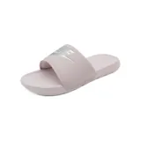 Chancletas Nike Victori One Slide color lila con logo plateado en la tira superior.