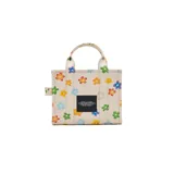 Bolso tote pequeño de lona color beige con estampado de margaritas de colores, cierre superior con cremallera, asas superiores de lona resistente y correa de cincha ajustable y extraíble.