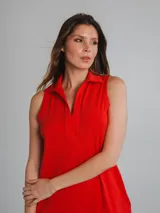 Vestido midi sin mangas color crema, con cuello polo y escote en V.