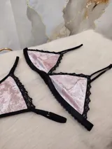 Conjunto de lencería rosa viejo de terciopelo grabado, con detalles de encaje negro y elásticos suaves.