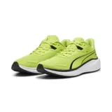 Zapatillas de running color verde limón, con diseño ligero y suela blanca.