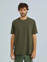 Remera básica de manga corta color azul.