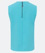 Blusa sin mangas color celeste, de crepé, con cuello redondo, pliegues en uno de los hombros y cierre trasero por cremallera con detalle de aro en el tirador.
