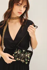 Cartera de mano negra con bordado de flores multicolores y lentejuelas.