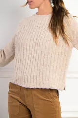 Sweater ajustado color tostado, de tejido suave y mangas largas.