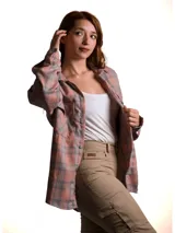 Camisa de viyela a cuadros en tonos rosa, gris y naranja.