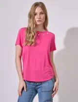 Remera de modal color fucsia con escote a la base, manga corta y apliques metálicos en la parte delantera.