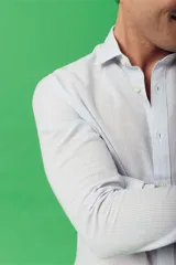 Camisa celeste de manga larga con cuello clásico y corte slim.