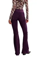 Pantalón acampanado de terciopelo color verde oscuro, con textura acanalada dispuesta en patrón chevron.