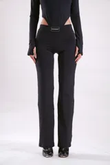 Calza negra de lycra pesada, corte recto y tiro medio.
